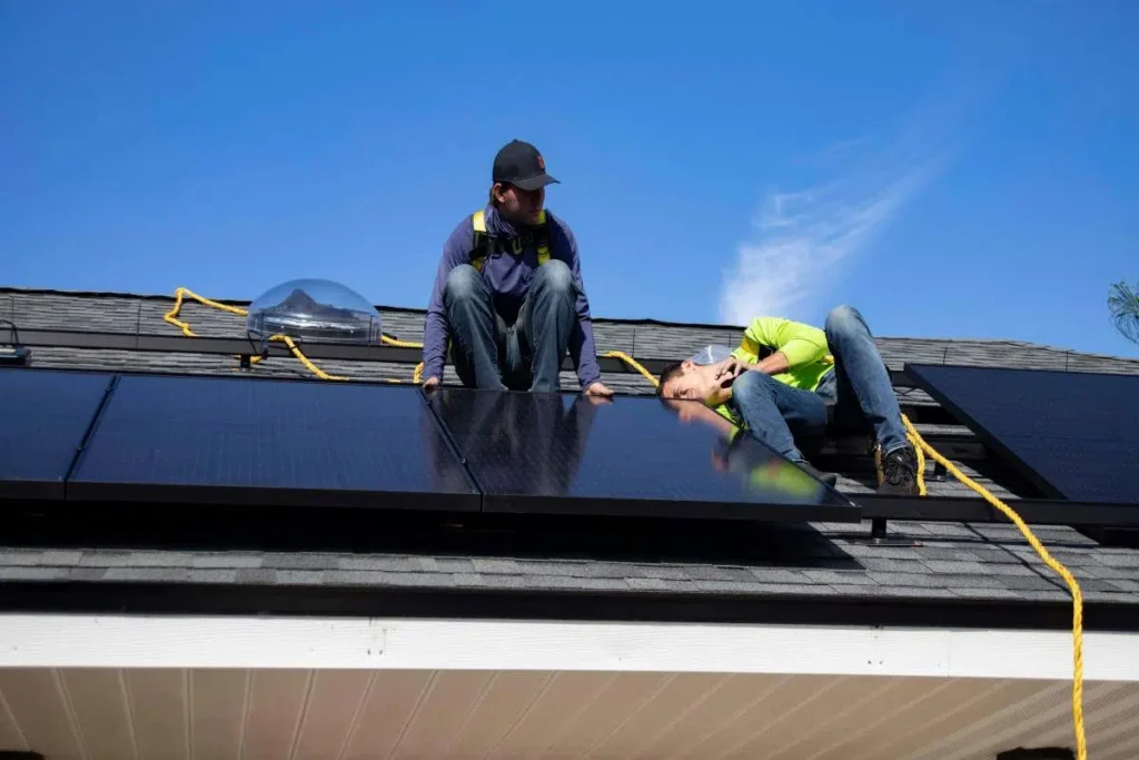 How many photovoltaic panels are needed for a house_Find out step by step_People who install photovoltaic panels on the roof, on the house, on the clear sky - romstal.ro